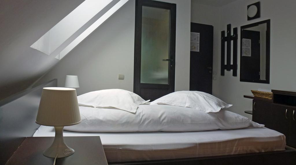 Hotel Sura Pietrei Craiului Zărneşti Zewnętrze zdjęcie